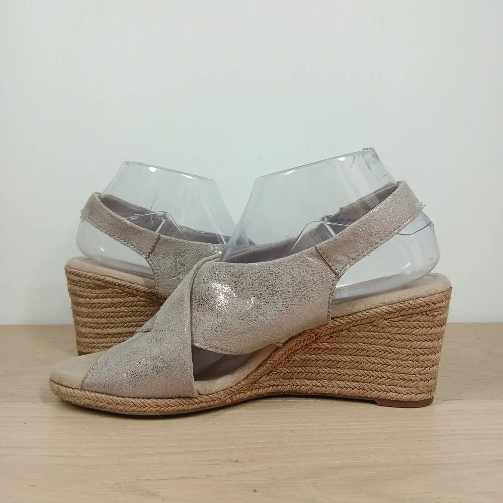 Clarks Wedge Sandals Womens 9 Taupe Metallic Suede Espadrille Comfort Strappy